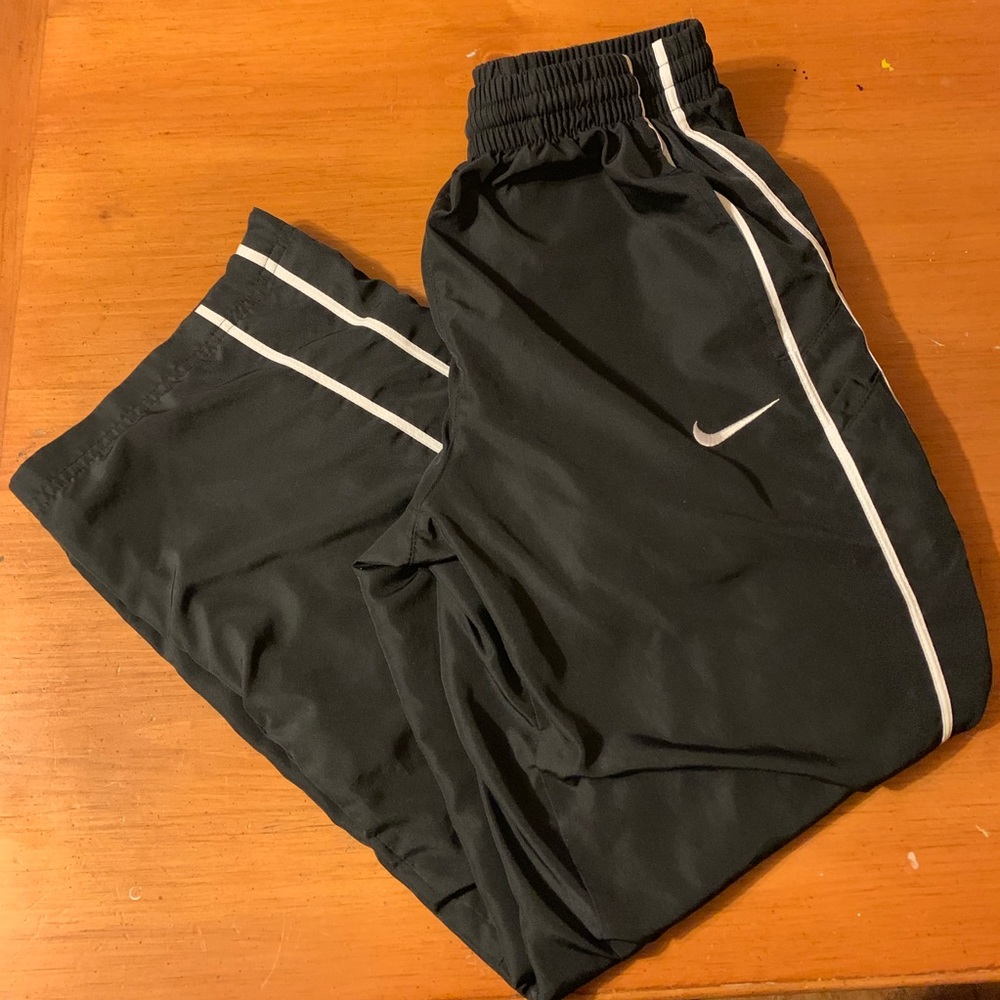 Boys Nike M black w stripes sweats